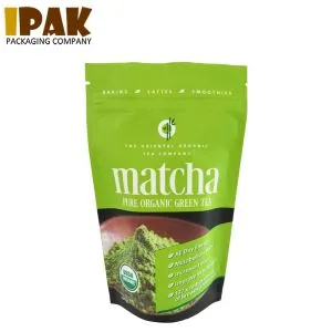 Tenez la poche d'emballage de poudre de protéine